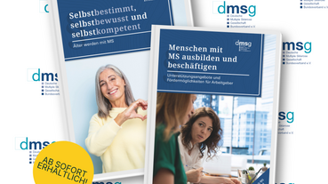 DMSG-Broschüren 2026 Cover von zwei Broschüren: Auf dem einen eine Frau, die mit den Händen ein Herz formt, auf dem anderen eine Frau im Arbeitskontext eines Krankenhauses.