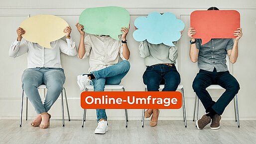 Vier Menschen auf Stühlen, die Sprechblasen aus Papier vor ihr Gesicht halten.