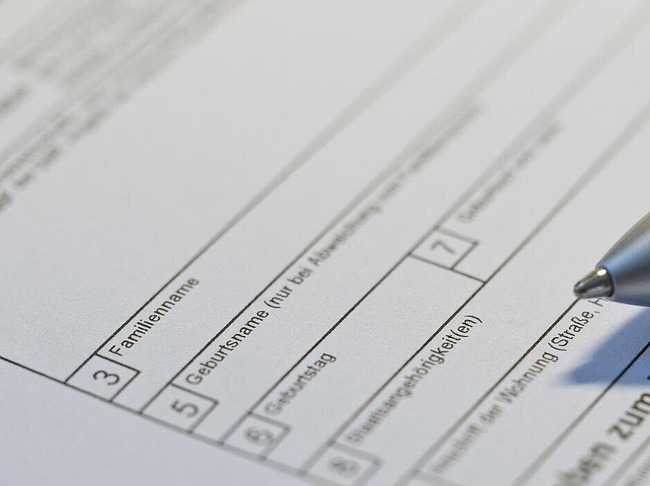 Ein Kugelschreiber liegt auf einem Formular.