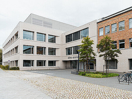 Blick auf den Haupteingang des Campus Buch. 
