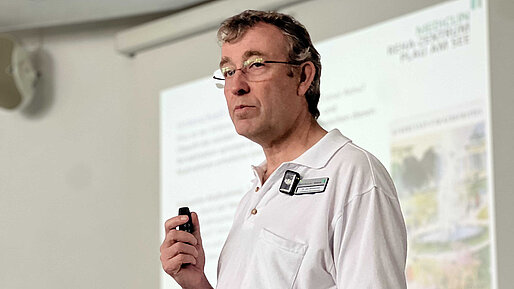 Dr. med. Jan Adolphsen Ein Mann vor einer Präsentation auf einer Leinwand.