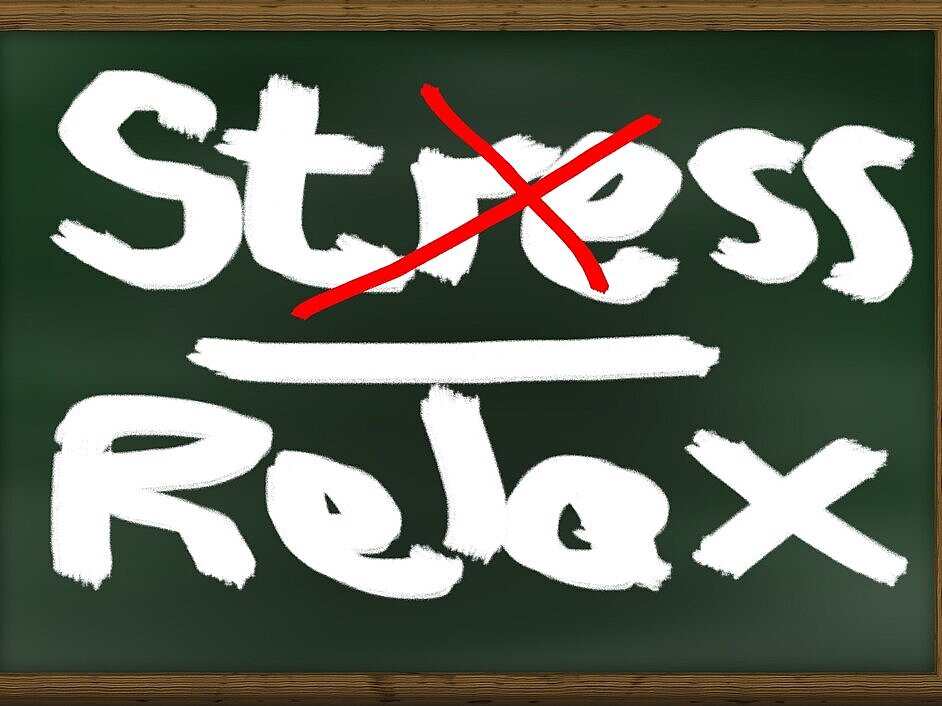 Durchgestrichen "Stress", darunter Relax"