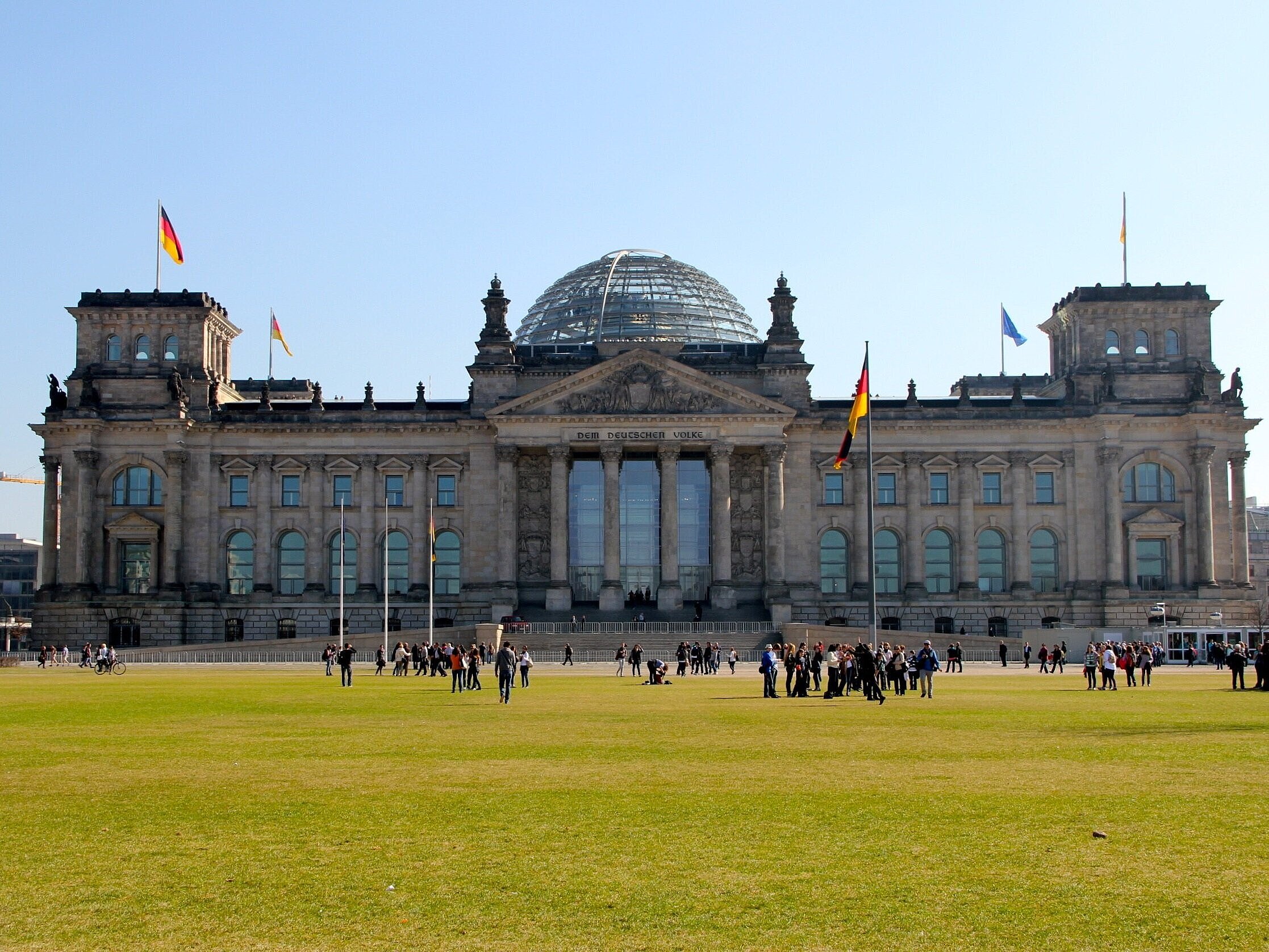 Frontalansicht des Reichstagsgebäudes. 